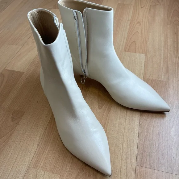 Aeude | Shoes | Adorable Beautiful Kitten Heel Ankle Booties 